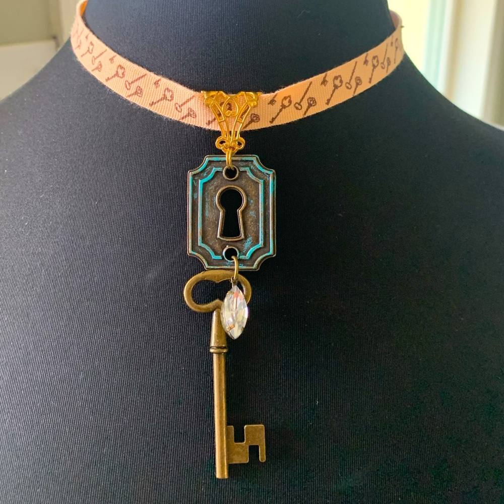Necklace skeleton key choker